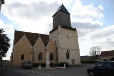 Nous sommes maintenant dans le Perche, devant l'église Saint-Pierre d'Avezé. Commune Sarthoise, elle se situe en région ...
