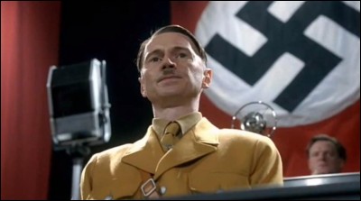 Dans quel film voyons-nous Robert Carlyle en Hitler ?