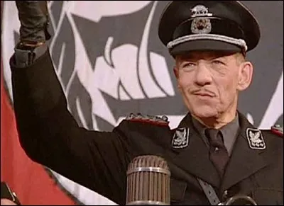 Dans quel film voyons-nous Ian McKellen en Hitler ?