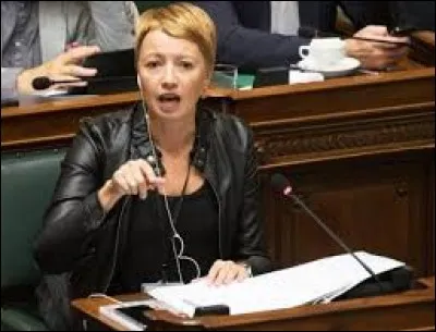 Qu'est-ce que Catherine Fonck a offert à Marie-Christine Marghem lors de la passation de pouvoir entre les deux femmes ?