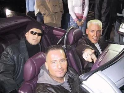 Scooter, groupe allemand. Dans le tube 'The age of love', on entend la musique du thme de: