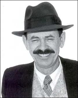 Son look tait original, il tait bgue et ses tubes bien particuliers, il s'appelait: