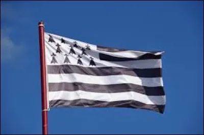 Le drapeau sur la photo est celui de la Bretagne.