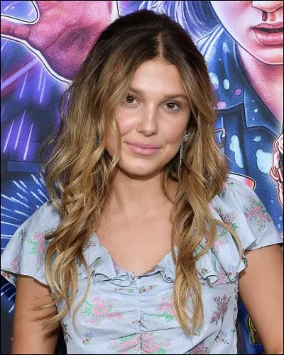 Millie Bobby Brown a les cheveux...