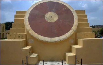 Quel est cet instrument qui indique le temps solaire par déplacement de l'ombre d'un objet sur une surface ?