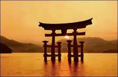 Quel pays est aussi connu sous le nom de "Pays du Soleil"