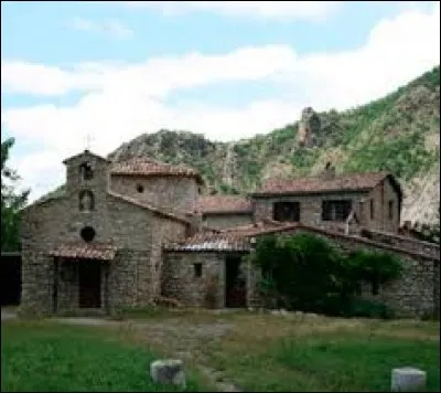 Nous sommes en région P.A.C.A., devant le prieuré Sainte-Marie de Châteaufort. Petit village de 29 habitants, dans l'arrondissement de Forcalquier, il se situe dans le département ...