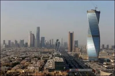 Quel pays a pour capitale et principal centre financier la ville de Riyad ?
