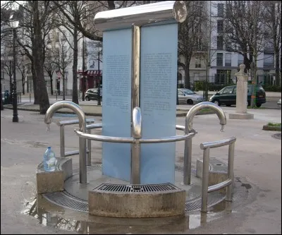 Sur quelle place parisienne trouve-t-on une fontaine d'eau de source ?