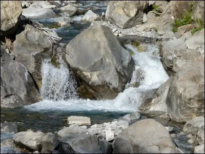 Que signifie l'expression "clair comme de l'eau de roche" ?