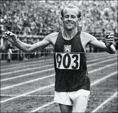 Cet athlète tchécoslovaque, quatre fois champion olympique, auteur d'un triplé aux des Jeux d'Helsinki en remportant successivement le 10 000 m, le 5 000 m et le marathon, c'est ...
