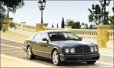 Ce constructeur anglais est connu pour produire les limousines les plus luxueuses au monde. Ce coup&eacute; est d&eacute;riv&eacute; d'un de ses cabriolets. Comment se nomme-t-elle ?