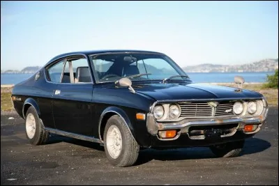 Allons voir cette voiture au moteur &agrave; piston rotatif. Elle est produite par un constructeur du pays du Soleil levant. Comment s'appelle-t-elle ?