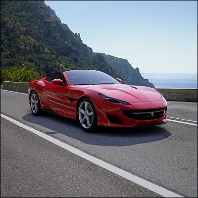 Cette voiture est un cabriolet disposant d'un toit dur produit par le constructeur au cheval cabr&eacute;. Quel est son nom ?