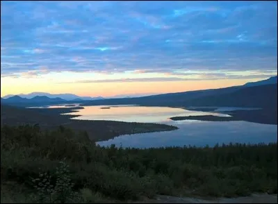 Ce lac de l'extrême est de la Russie, dans le district de Magalan, porte le nom de "London" ! Allons donc : pourquoi ?