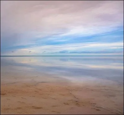 Celui-ci, dans la région de Volgograd, a partout moins d'un mètre de profondeur ! Son nom - celui de son premier cartographe - évoque une chanson triste albionne. Lequel ?