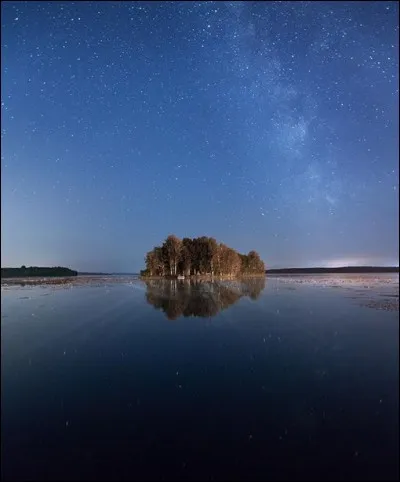 Le lac Ouvildy est le plus grand de la région de Tchéliabinsk, où une comète de 10 000 t s'est désintégrée en 2013. Dans quel massif montagneux ?