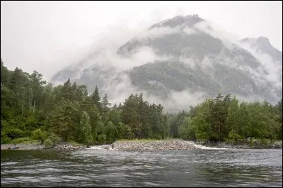 C'est dans une autre chaîne de montagnes que l'on trouve le Teleskoïe, d'une profondeur de plus de 360 m ! Quel est le nom de ces montagnes du sud sibérien ?