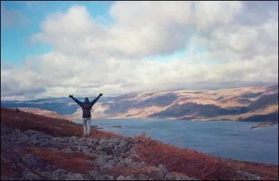 Ce lac "de poche" (8 km sur 2) se trouve dans la région de Mourmansk, c'est-à-dire dans ... (Compétez !)