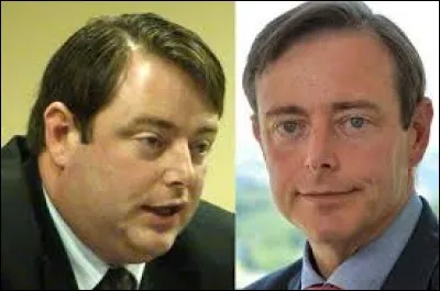 Qui est l'homme de gauche par rapport à l'homme de droite ?