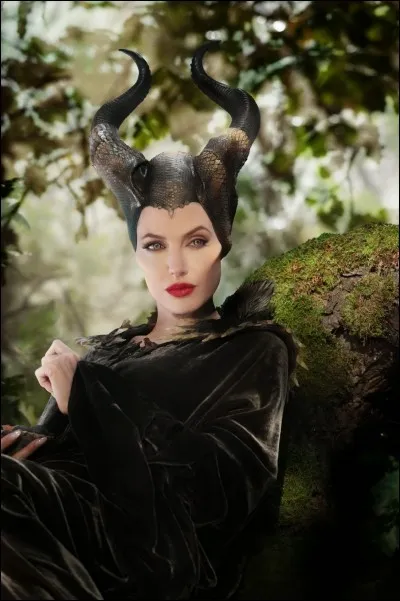 Tout à la fin, que fait Maléfique à Aurore ?