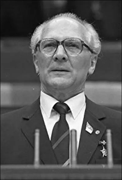 Cet homme politique allemand, communiste, opposant au nazisme puis l'un des principaux dirigeants de la RDA, a démissionné de ses fonctions en octobre 1989 ; c'est ... Honecker.