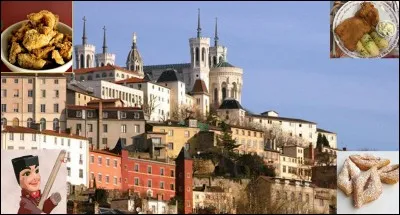 Lettre « G » comme « Gastronomie » !
En entrée, je prendrais un peu de « grattons pressés ». Pour suivre, je prendrais bien un « tablier de Gnafron » avec des pommes de terre et un peu de sauce gribiche (parfumée avec de la ciboulette). Pour finir, j'aimerais quelques bugnes ! Comme boisson, je choisirai un vin des coteaux de votre ville !
Dans quelle ville nous trouvons-nous ?