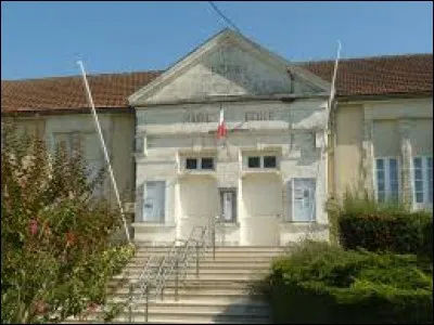 Petit tour en Nouvelle-Aquitaine, &agrave; &Eacute;curas. Commune de l'arrondissement d'Angoul&ecirc;me, en Charente limousine, elle se situe dans le d&eacute;partement ...