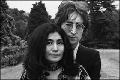 John Lennon et Yoko Ono ont écrit et composé ''Happy Xmas (War is Over)''. Que signifie le X à la fin d'une lettre écrite en anglais ?