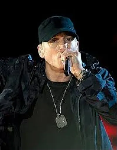 Quel rappeur américain est connu pour chanter très rapidement ?