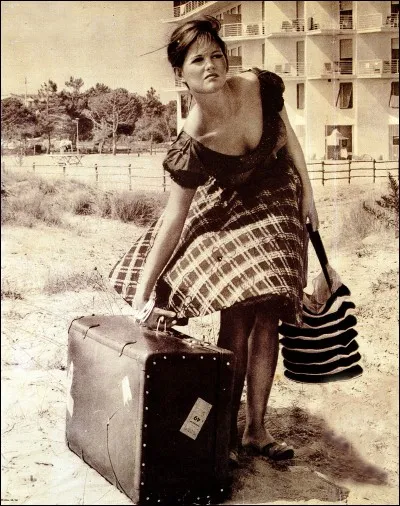 "La Fille à la valise" est un film joué par Claudia Cardinale.