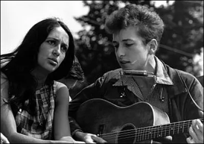 Il fut influencé par ces baladins syndicalistes : Pete Seeger et Woody Guthrie.