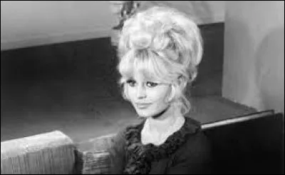 De passage en France en février 1964, il avoue avoir dédié sa première chanson à Brigitte Bardot.