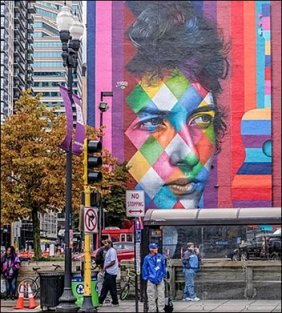 En juin 2017, l'astéroïde de la ceinture principale, 337044 Bobdylan, est nommé en son honneur.