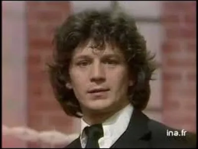 Gérard Lenorman connait son premier succès avec ''Il''. Ce chanteur est né à Bénouville au nord de Caen. Quel lieu emblématique du débarquement en Normandie se trouve dans ce village ?