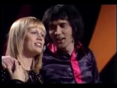 ''L'Avventura'' est une chanson de Stone et Charden. Qui est le premier à montrer aux autres comment marcher virilement pour plaire aux filles dans ''L'Aventure, c'est l'aventure'' de Claude Lelouch ?