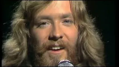 ''Fais-moi un signe'' chantait le très habité Gérard Palaprat. Quel acteur interprétait le rôle principal dans ''Signes'' de M. Night Shyamalan ?