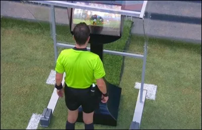 Football : L'Arbitre n'a rien vu mais la ... l'a prévenu, il y a bien pénalty !