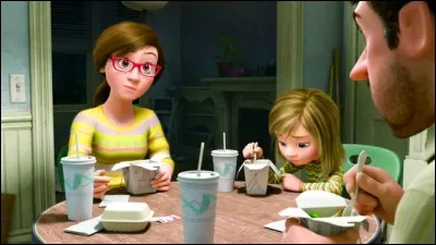 Que faisaient les émotions du père de la petite fille quand la mère de la petite fille lui faisait des signaux de la tête pour lui parler ?