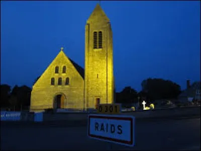 Je vous propose cette vue illuminé de l'église Saint-Georges de Raids. Commune normande, dans le parc naturel régional des Marais du Cotentin et du Bessin, elle se situe dans le département ...
