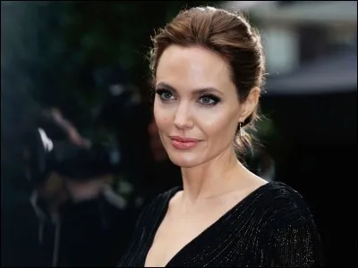 Actrice, réalisatrice, scénariste, productrice, écrivaine et ambassadrice de bonne volonté américano-cambodgienne, elle a reçu trois Golden Globes. Quel est le signe astrologique d'Angelina Jolie ?