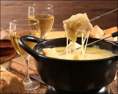 Quel alcool est indispensable à la vraie fondue savoyarde ?