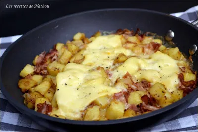 Comment se nomme ce plat composé de pommes de terre rissolées à la poêle, recouvertes de reblochon ?