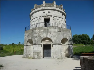 Quels rois barbares install&eacute;s en Italie apr&egrave;s la disparition de l'Empire romain, ont pour capitale Ravenne ?