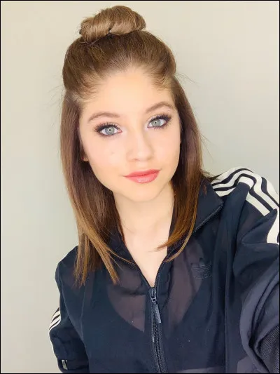 De quelle main Karol écrit-elle ?