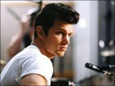 Retrouvez la personnalité ci-dessous grâce à l'indice : 
Blue Hotel.