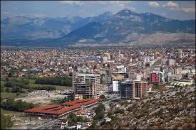 Dans quel pays se situe la ville de Shkod&euml;r ?