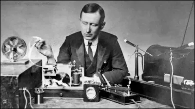 Ce physicien italien, consid&eacute;r&eacute; comme l'un des inventeurs de la radio, c'est ... Marconi.