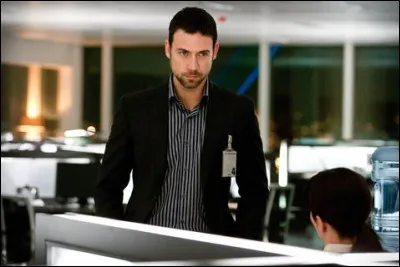 Enfin, je suis le dernier acteur à avoir interpréter le célèbre héros de Leslie Charteris à l'écran en 2017, qui suis-je ?