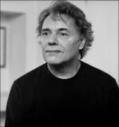 Retrouvez la personnalité ci-dessous grâce à l'indice : 
disques et romans à succès.